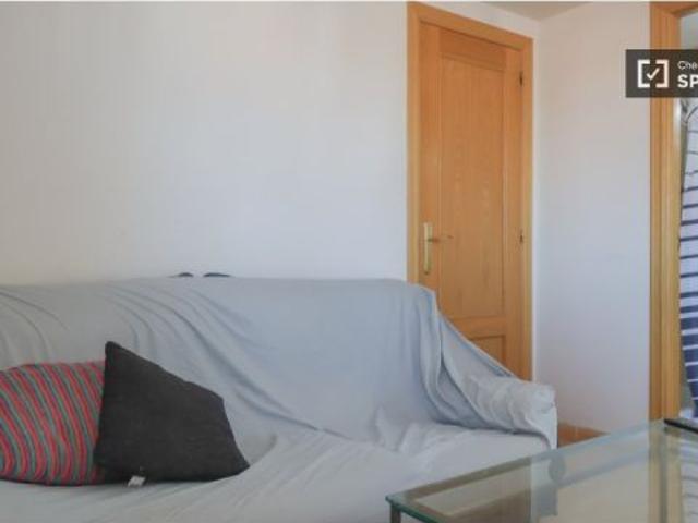 Se alquila piso de 3 habitaciones en Valdeacederas, gastos incluidos