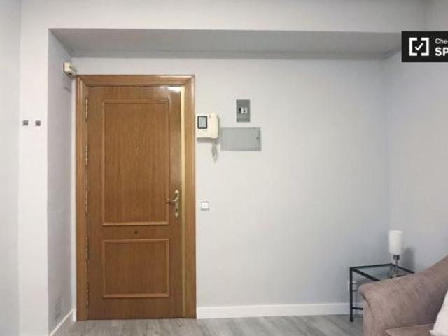 Se alquila piso de 1 dormitorio en Cortes, Madrid, gastos incluidos