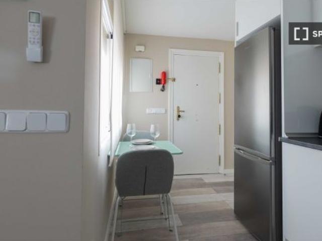 Se alquila piso de 1 dormitorio en Valdeacederas, gastos incluidos