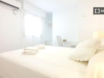 Se alquila piso de 2 dormitorios en Alicante, gastos incluidos