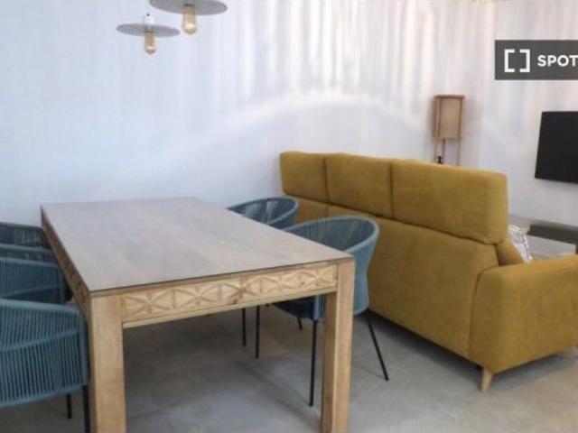 Se alquila piso de 2 habitaciones en Callejones  se admiten parejas