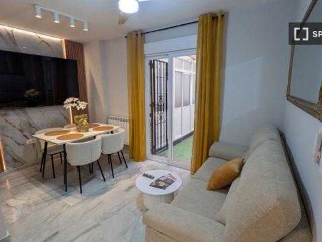 Se alquila piso de 2 habitaciones en Centro Sagrario, gastos incluidos
