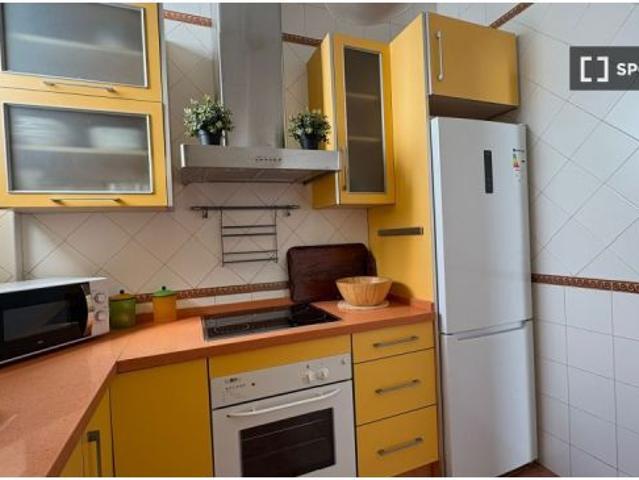 Se alquila piso de 2 habitaciones en Grupo Renfe Policlínico, gastos incluidos