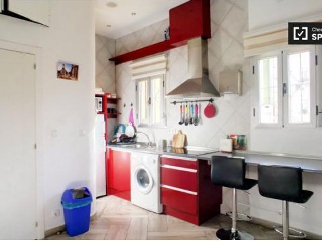 Se alquila piso de 2 habitaciones en Embajadores con todos los gastos incluidos