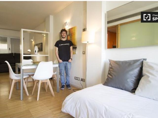 Se alquila piso de 2 habitaciones en Embajadores, amueblado