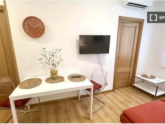 Se alquila piso de 2 habitaciones en Embajadores, gastos incluidos