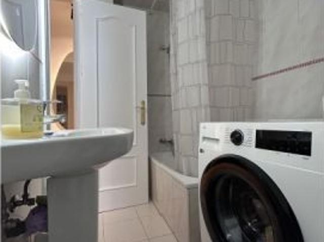 Se alquila piso de 2 habitaciones en Embajadores, gastos incluidos