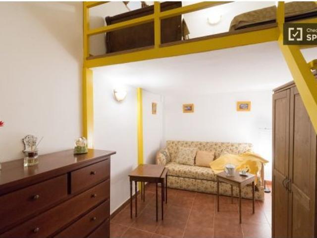 Se alquila piso de 2 habitaciones en Embajadores, gastos incluidos