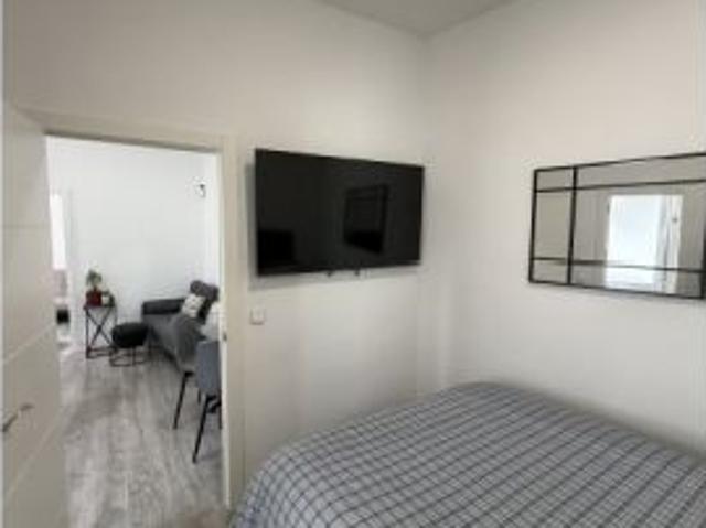 Se alquila piso de 2 habitaciones en Embajadores, gastos incluidos