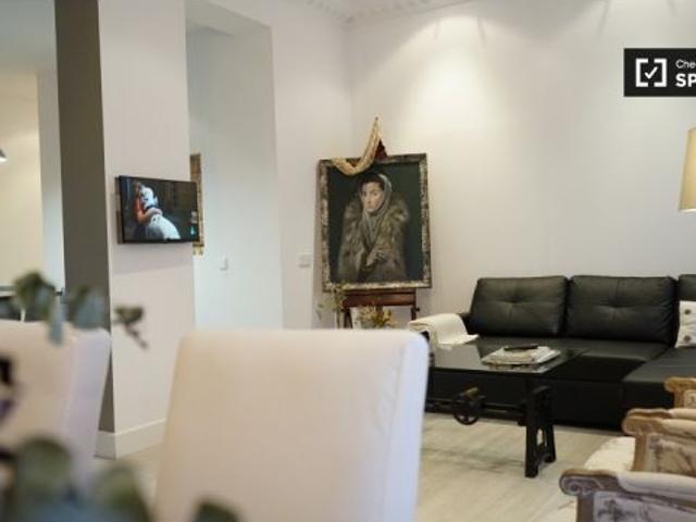 Se alquila piso de 2 habitaciones en Embajadores, gastos incluidos