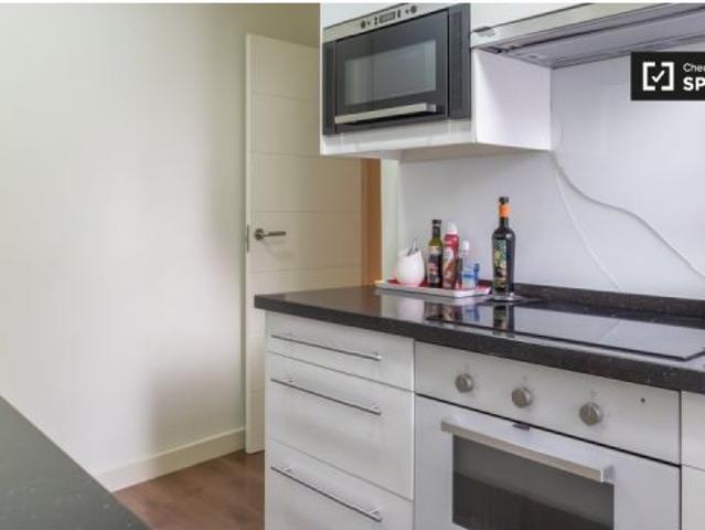 Se alquila piso de 2 habitaciones en Embajadores, perfecto para profesionales