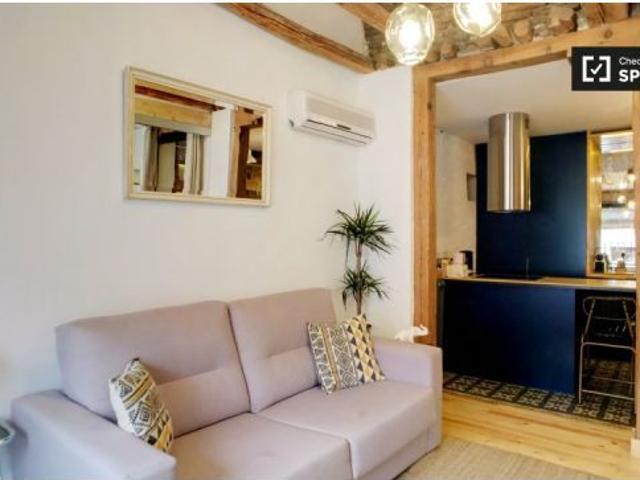 Se alquila piso de 2 habitaciones en Embajadores, todos los gastos incluidos