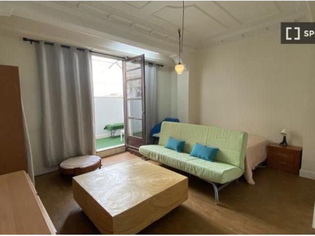 Se alquila piso de 2 habitaciones en El Carme, gastos incluidos