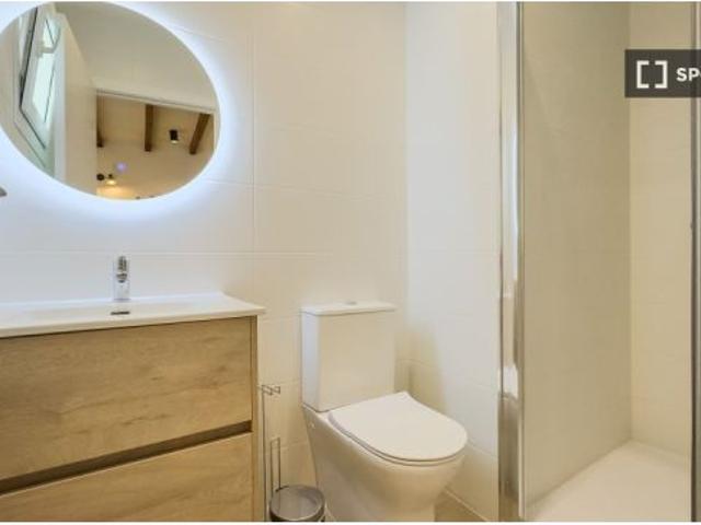 Se alquila piso de 2 habitaciones en El Raval