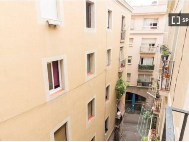 Se alquila piso de 2 habitaciones en El Raval