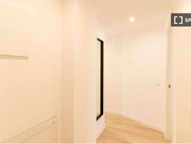 Se alquila piso de 2 habitaciones en El Raval, cualquier tipo de inquilino