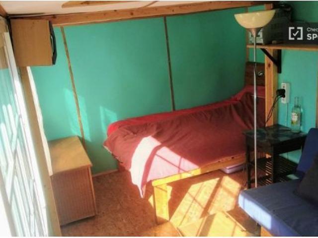 Se alquila piso de 2 habitaciones en El Tomillar, gastos incluidos, solo chicos