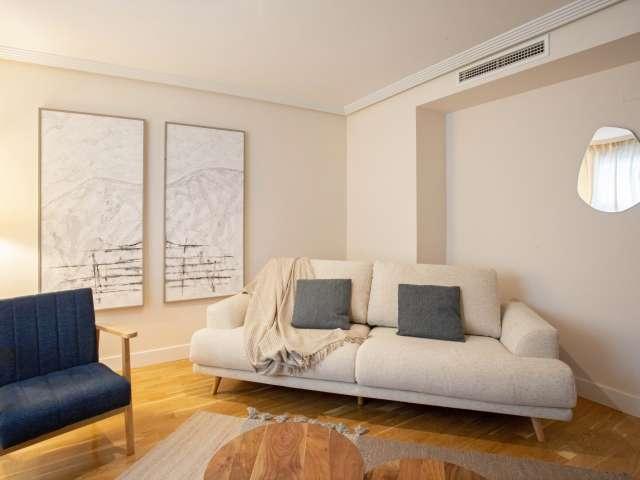 Se alquila piso de 2 habitaciones en Nueva España, Madrid