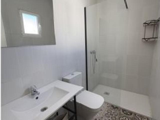 Se alquila piso de 2 habitaciones en Triana, gastos incluidos