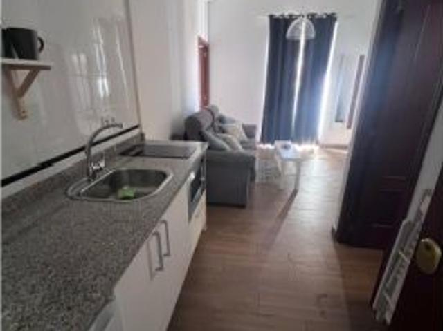 Se alquila piso de 2 habitaciones en Triana, sin restricciones