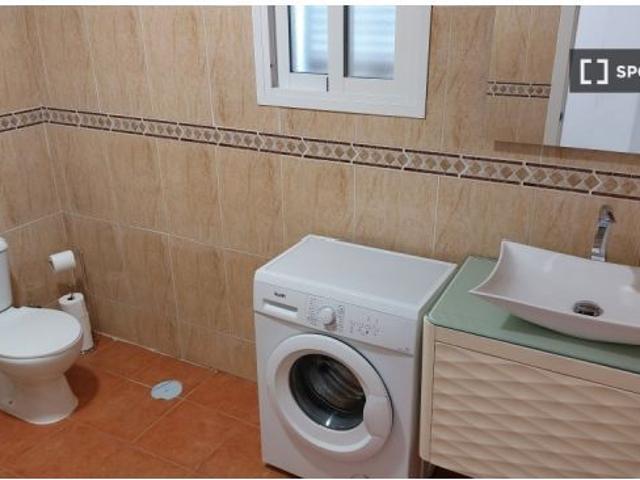 Se alquila piso de 2 habitaciones en Vera, no parejas