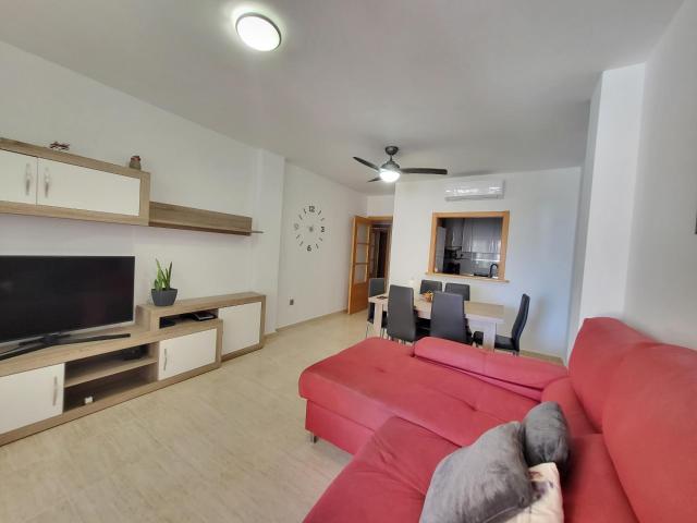SE ALQUILA PISO DE 2 HABITACIONES EN ZONA TOYO