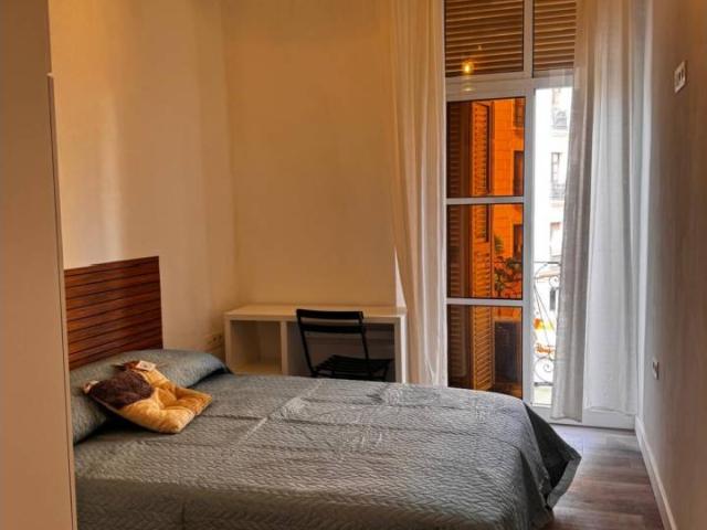 SE ALQUILA PISO DE 3 DORMITORIO EN PLENO CENTRO 1000E