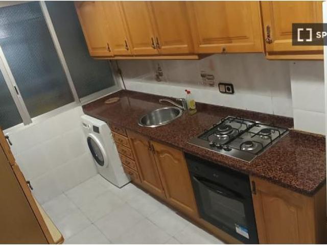 Se alquila piso de 4 habitaciones en Alicante, gastos incluidos