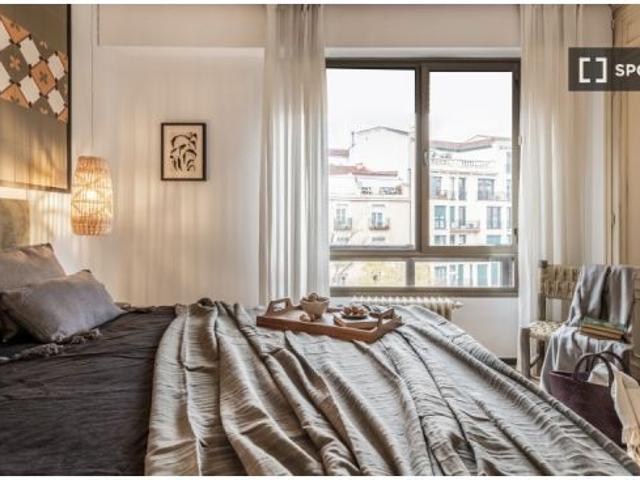 Se alquila piso de 4 habitaciones en Almagro, se prefieren profesionales