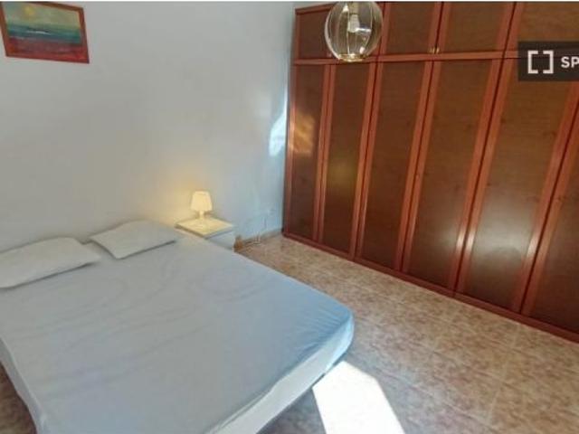 Se alquila piso de 4 habitaciones en El Baix Guinardó, todos los gastos incluidos
