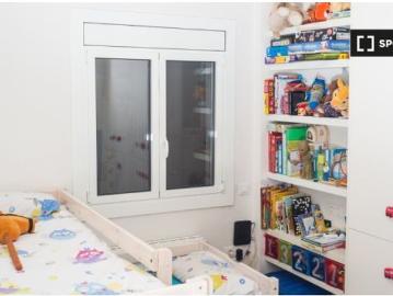 Se alquila piso de 4 habitaciones en El Baix Guinardó, gastos incluidos