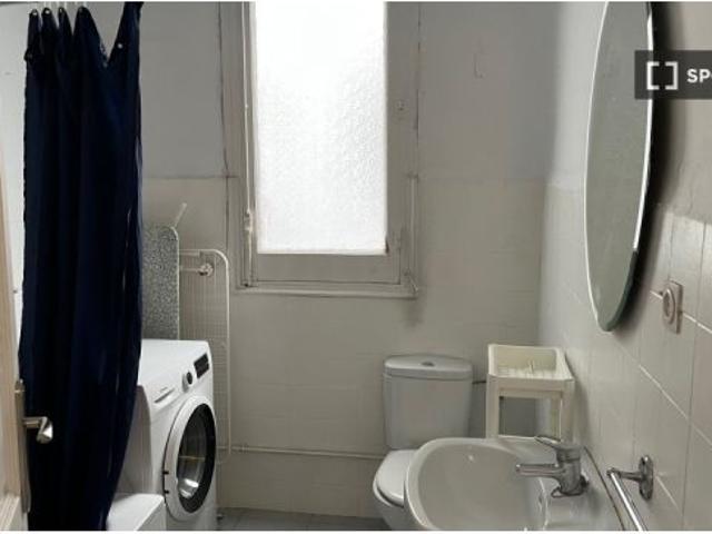 Se alquila piso de 4 habitaciones en Jerónimos, sin restricciones