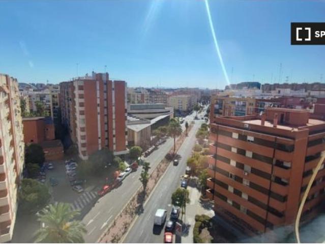 Se alquila piso de 4 habitaciones en L' Amistat, gastos incluidos