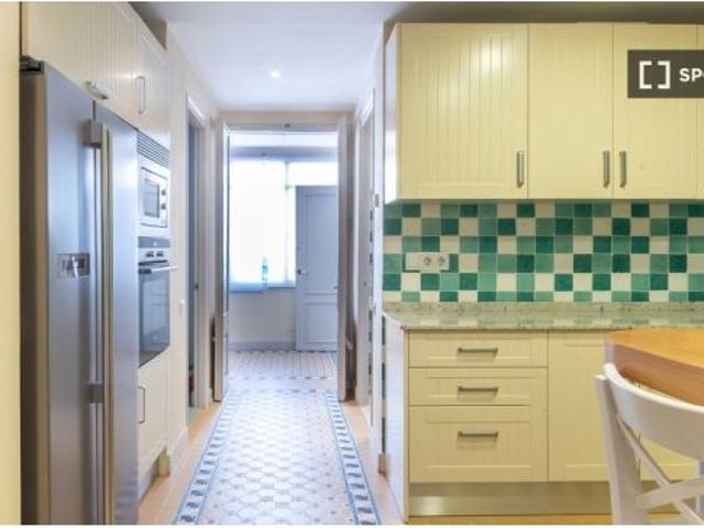 Se alquila piso de 4 habitaciones en La Barceloneta, gastos incluidos