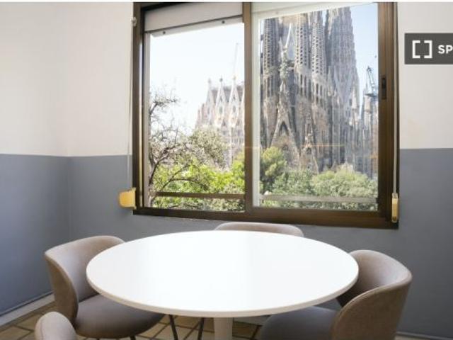 Se alquila piso de 4 habitaciones en la Sagrada Familia