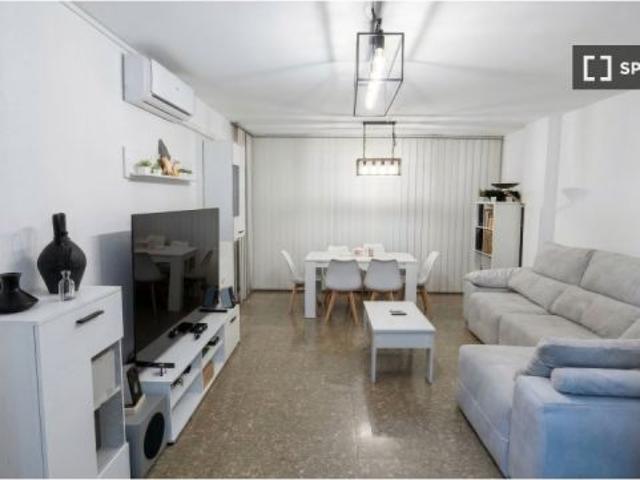 Se alquila piso de 4 habitaciones en La Trinidad Este, Málaga, gastos incluidos, ideal para profesio