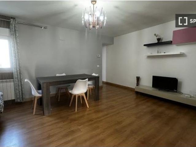 Se alquila piso de 4 habitaciones en Numancia, gastos incluidos