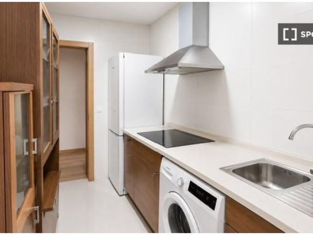 Se alquila piso de 4 habitaciones en Universidad, gastos incluidos