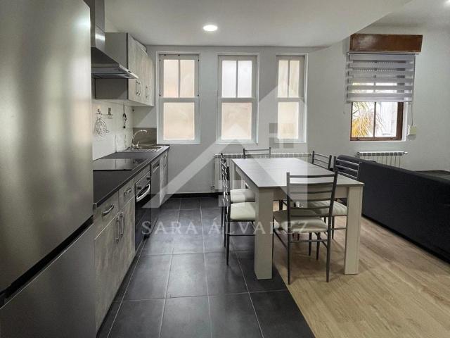 SE ALQUILA PISO DE 5 HABITACIONES EN EL MES DE AGOSTO EN EL CENTRO DE PONTEVEDRA
