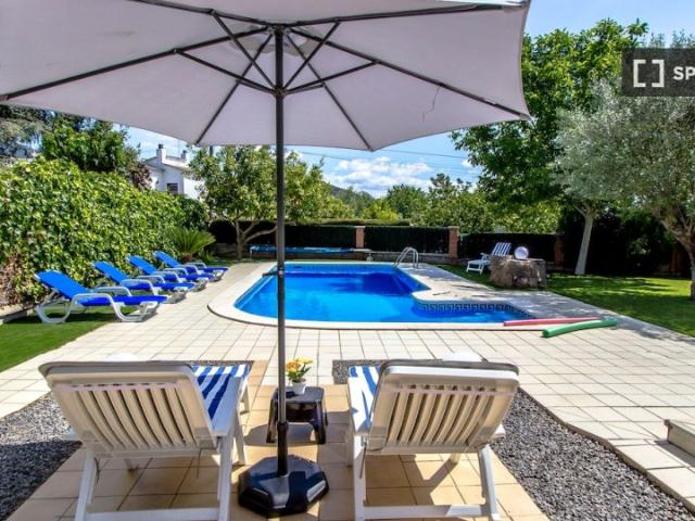 Se alquila piso de 6 habitaciones en Barcelona