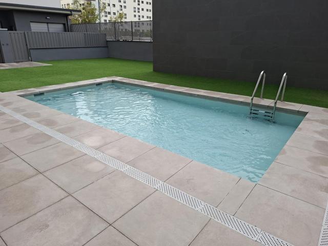 SE ALQUILA PISO DE OBRA NUEVA TODO EXTERIOR CON UNA TERRAZA DE 40 METROS EN LA ZONA DEL CANAL DE BADALONA