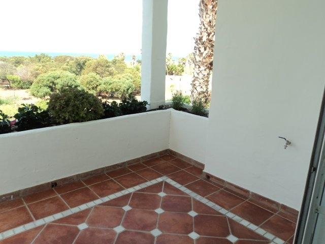 Se alquila piso de vacaciones de 2 dormitorios y 2 baños en Res. Playa del Infante de Costa Ballena con garaje y piscina y jardín comunitarios