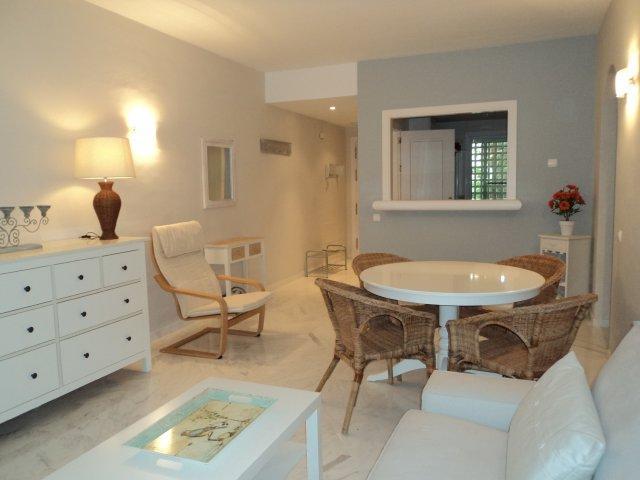 Se alquila piso de vacaciones de 2 dormitorios y 2 baños en Res. Playa del Infante de Costa Ballena con garaje y piscina y jardín comunitarios