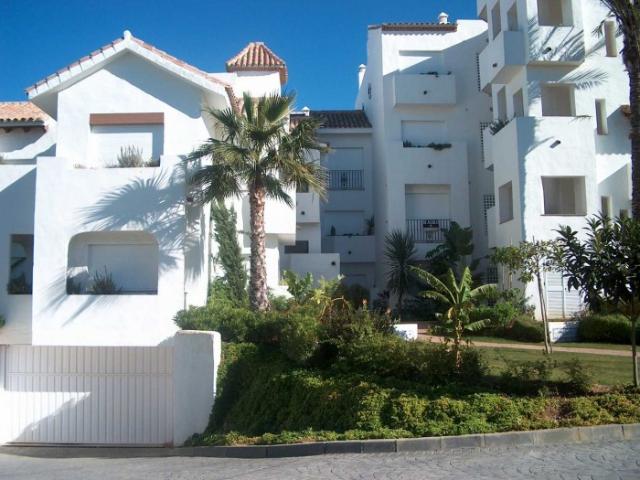Se alquila piso de vacaciones de 2 dormitorios y 2 baños en Res. Playa del Infante de Costa Ballena con garaje y piscina y jardín comunitarios