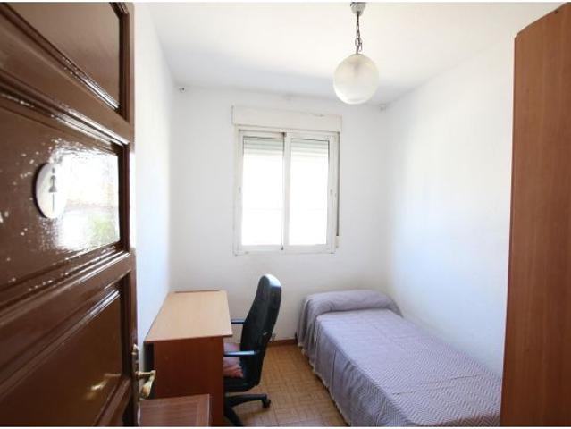 Se alquila piso en avenida de Murcia junto al campus de Cartuja. Curso 2026 2027