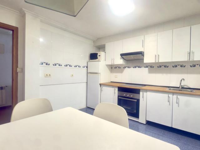 Se alquila piso en el centro de Orense 3 habitaciones, 1 baño y ascensor