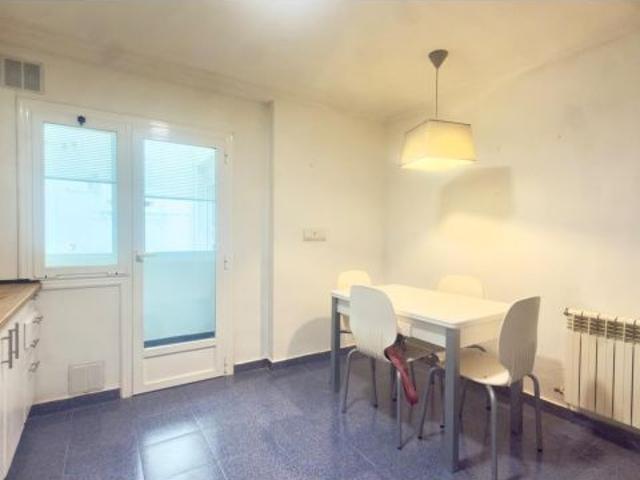 Se alquila piso en el centro de Orense 3 habitaciones, 1 baño y ascensor