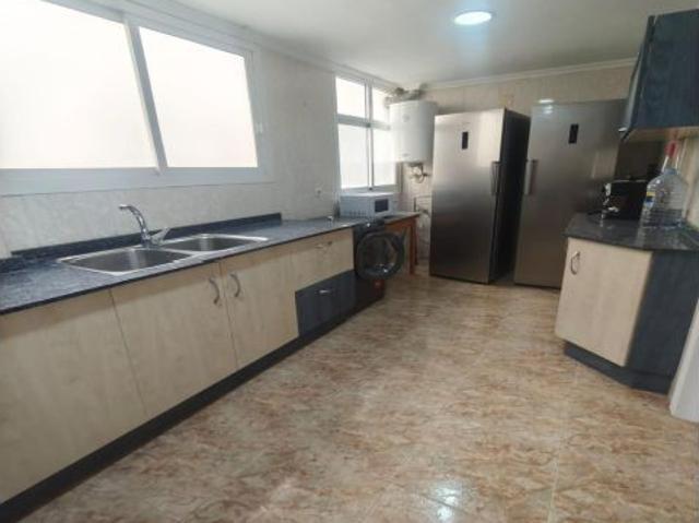 SE ALQUILA PISO EN ELDA CON 4 DORMITORIOS Y VARIOS BALCONES
