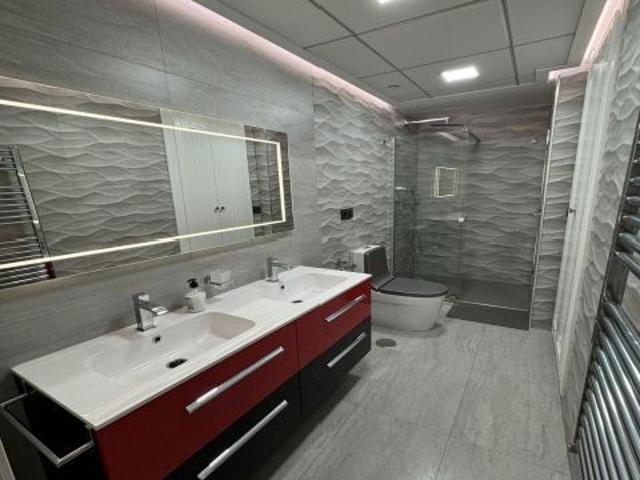 Se alquila piso en Plaza Altozano