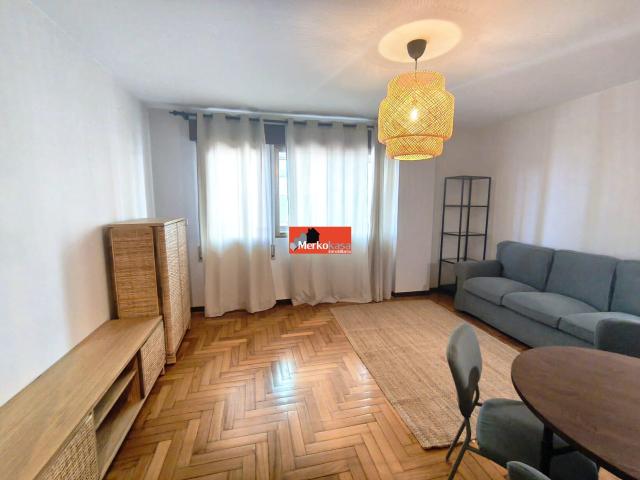 SE ALQUILA PISO LUMINOSO CON MUEBLES A ESTRENAR